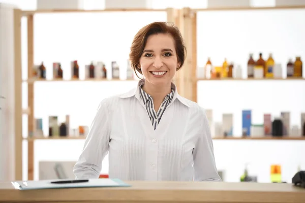 A boldog női gyógyszerész portréja a gyógyszertárban — Stock Fotó