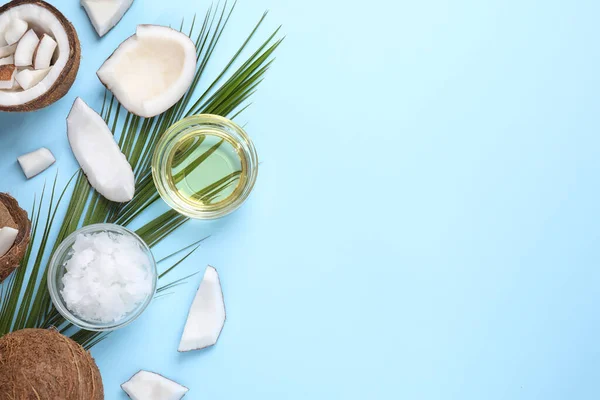 Composición Plana Con Aceite Coco Sobre Fondo Azul Claro Espacio — Foto de Stock