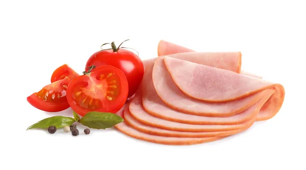 Tranches de jambon frais savoureux avec basilic, tomates et isolat de poivre — Photo