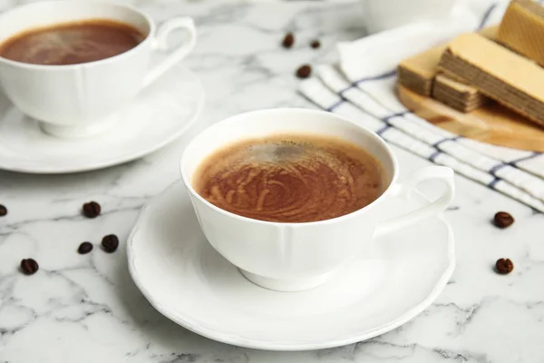 Köstlicher Kaffee Und Waffeln Zum Frühstück Auf Weißem Marmortisch — Stockfoto