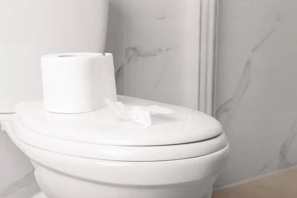 Pappersrulle Toalettstolen Badrummet — Stockfoto