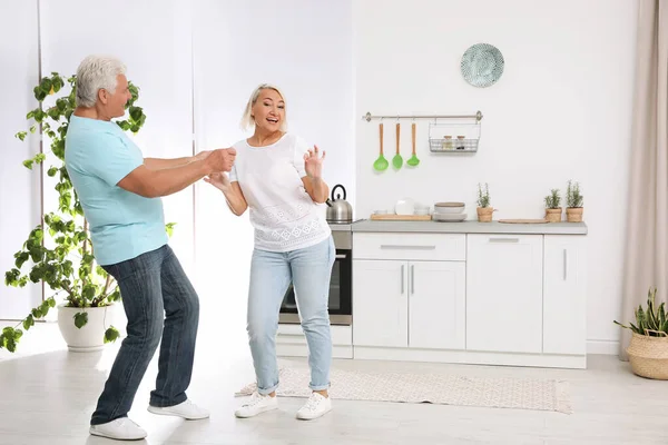Gelukkig Volwassen Paar Dansen Samen Keuken — Stockfoto