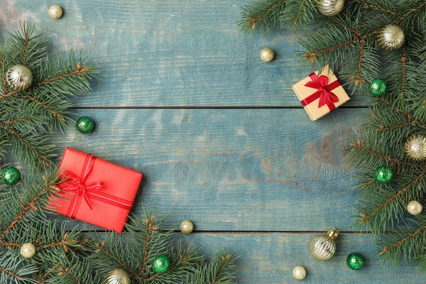 Composición Plana Con Ramas Abeto Decoradas Regalos Sobre Fondo Madera — Foto de Stock