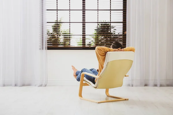 Hombre Relajante Sillón Cerca Ventana Casa Vista Trasera — Foto de Stock