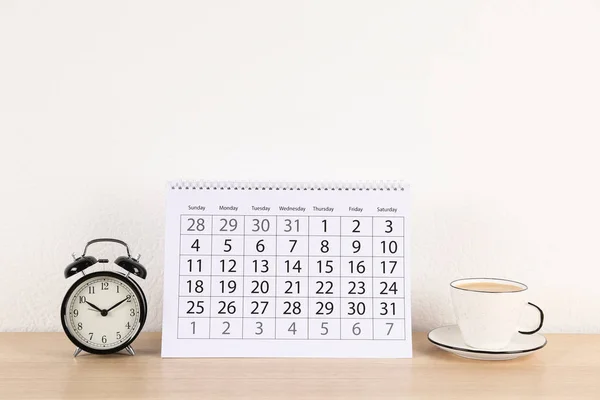 Calendario Sveglia Tazza Caffè Sul Tavolo Legno — Foto Stock
