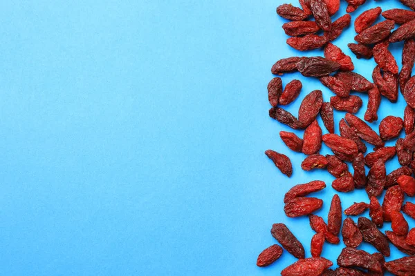 Buah Goji Kering Pada Latar Belakang Biru Muda Berbaring Datar — Stok Foto