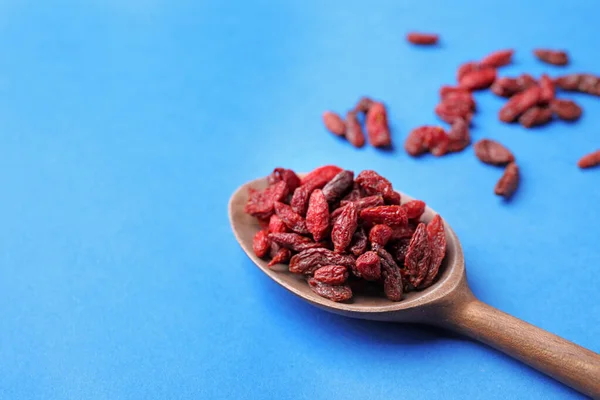 Goji Berry Kering Dengan Sendok Latar Belakang Biru Closeup Ruang — Stok Foto