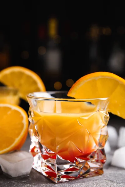 Φρέσκος Αλκοολικός Tequila Sunrise Cocktail Γκρι Τραπέζι — Φωτογραφία Αρχείου