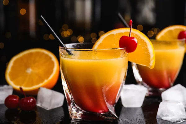 Φρέσκος Αλκοολικός Tequila Sunrise Cocktail Μαύρο Τραπέζι — Φωτογραφία Αρχείου