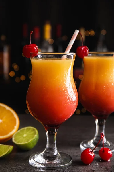 Verse Alcoholische Tequila Sunrise Cocktails Grijze Tafel — Stockfoto