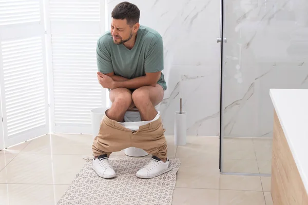 Homme Souffrant Hémorroïde Sur Bol Toilette Dans Salle Repos — Photo