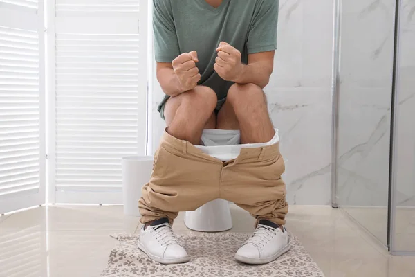 Man Die Lijdt Aan Aambeien Toiletpot Ontspanningsruimte Close — Stockfoto
