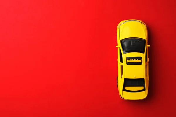 Žlutý Model Taxíku Červeném Pozadí Horní Pohled Mezera Pro Text — Stock fotografie