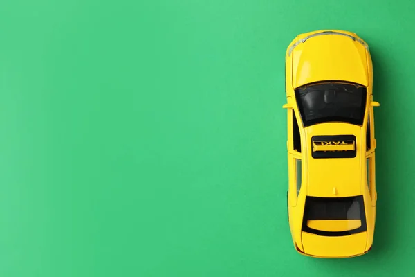 Gelbes Taxiauto Modell Auf Grünem Hintergrund Draufsicht Raum Für Text — Stockfoto