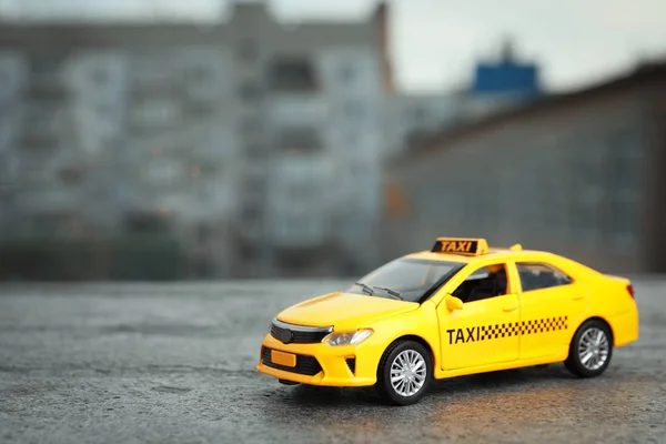 城市街道上的黄色出租车模型 案文的篇幅 — 图库照片