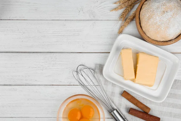 Composição Colocação Plana Com Ovos Outros Ingredientes Mesa Madeira Branca — Fotografia de Stock