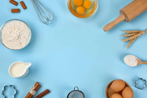 Composición Plana Poner Con Huevos Crudos Otros Ingredientes Sobre Fondo — Foto de Stock