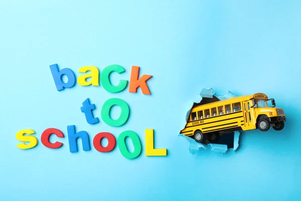 Žlutý Školní Autobus Fráze Zpátky Školy Světle Modrém Pozadí Byt — Stock fotografie