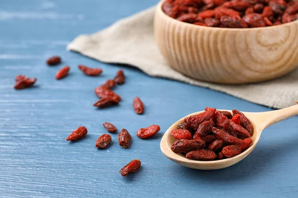 Goji Berry Kering Meja Kayu Biru — Stok Foto