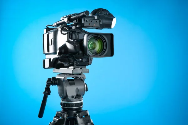 Moderne Professionelle Videokamera Auf Blauem Hintergrund — Stockfoto