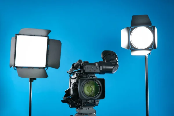 Videocámara Profesional Equipo Iluminación Sobre Fondo Azul — Foto de Stock