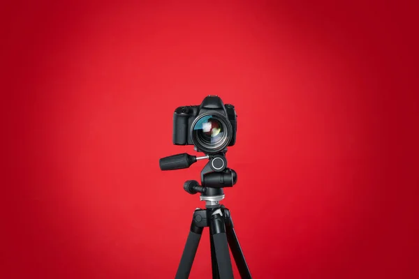 Σύγχρονη Επαγγελματική Βιντεοκάμερα Κόκκινο Φόντο — Φωτογραφία Αρχείου
