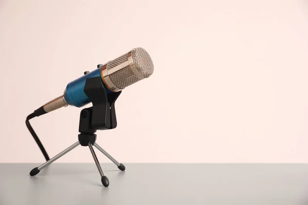 Micrófono Sobre Mesa Gris Claro Espacio Para Texto Trabajo Periodístico —  Fotos de Stock