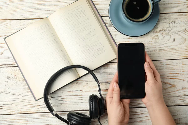 Vrouw Met Mobiele Telefoon Witte Houten Tafel Met Boek Bovenaanzicht — Stockfoto