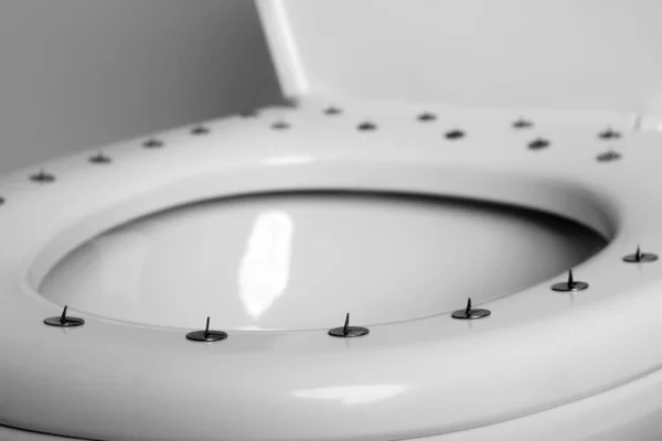 Toilettenschüssel Mit Stecknadeln Auf Weißem Hintergrund Nahaufnahme Hämorrhoiden Konzept — Stockfoto