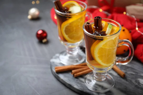 Aromatische Witte Glühwein Grijze Tafel Ruimte Voor Tekst — Stockfoto