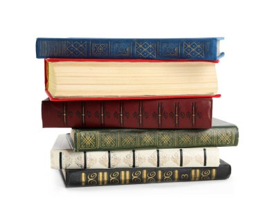 Beyaz üzerine izole edilmiş farklı kitapların koleksiyonu