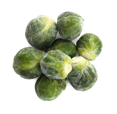 Donmuş Brüksel lahanası yığını beyaz, üst manzara izole. Sebze