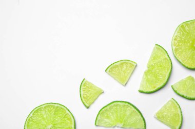 Beyaz arka planda sulu taze limon dilimleri, üst manzara.