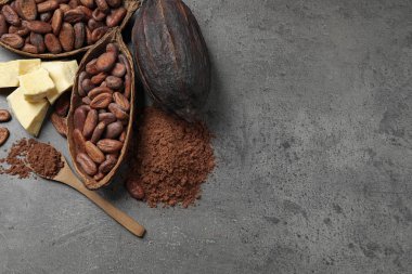 Gri masadaki organik kakao yağlı düz kompozisyon. Metin için boşluk