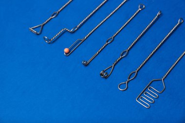 Mavi arka planda konuşma terapisi için logopedik sondalar seti