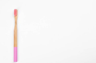Pembe tüylü bambu diş fırçası beyaza izole edilmiş, üst manzara