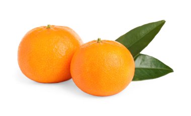 Taze taze, sulu mandalinalar beyazlar üzerinde izole edilmiş.