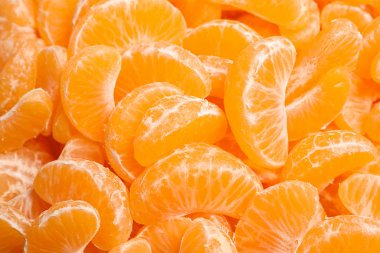 Arka plan olarak taze sulu mandalina bölümleri, yakın plan