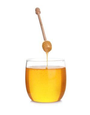 Bal damlıyor ahşap kaptan kavanoza yalıtılmış beyaza