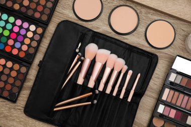 Profesyonel makyözlerin çalıştığı yerde aletler ve kozmetik, düz yatak