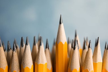 Gri arkaplanda keskin grafit kalemler, yakın plan