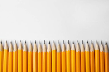 Beyaz arka planda grafit kalemler ve talaşlar, üst manzara. Spa