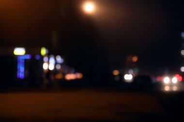 Gece şehrinin bulanık görüntüsü. Bokeh etkisi