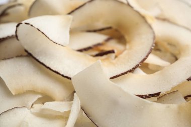 Arka plan olarak lezzetli taze hindistan cevizi cipsleri, yakın plan