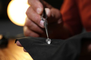 Profesyonel kuyumcu. Güzel mücevher değerlendirmesi. Yakın çekim.