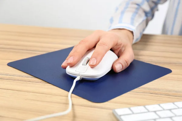 Mujer usando moderno ratón óptico con cable en la mesa de la oficina, primer plano —  Fotos de Stock