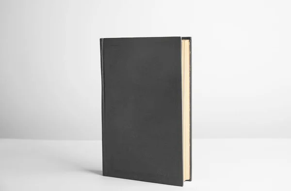 Hardcover-Buch auf weißem Hintergrund. Raum für Gestaltung — Stockfoto