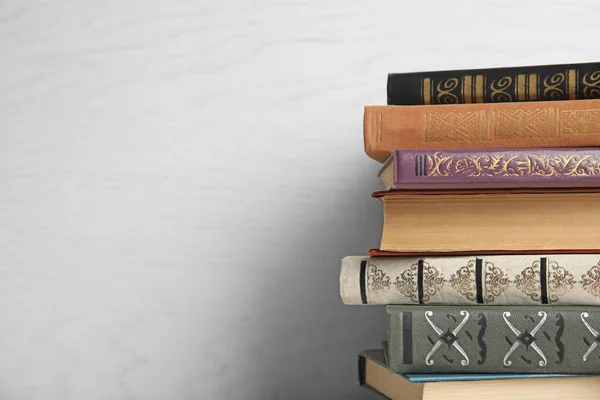 Coleção de diferentes livros sobre fundo de madeira branca. Espaço — Fotografia de Stock