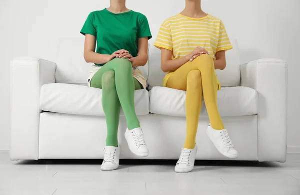 Mujeres Con Medias Brillantes Sentadas Sofá Interior Primer Plano — Foto de Stock