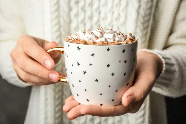 Frau Hält Tasse Leckeren Heißen Kakao Mit Marshmallows Nahaufnahme — Stockfoto